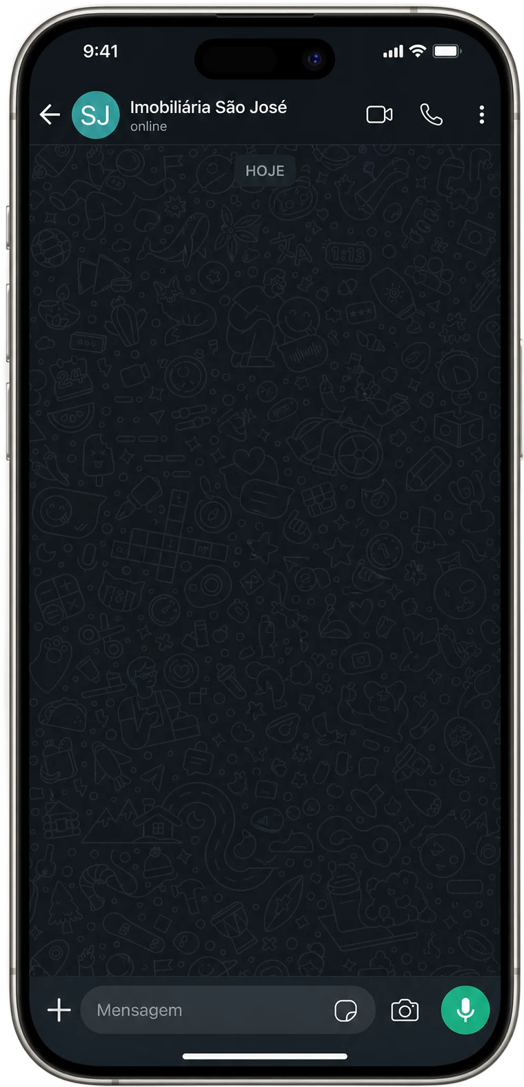 Celular mostrando a conversa de WhatsApp em que a IA do Imovissi responde o lead às 23h47, qualifica, envia um áudio na voz do corretor e confirma a visita de sábado às 10h.