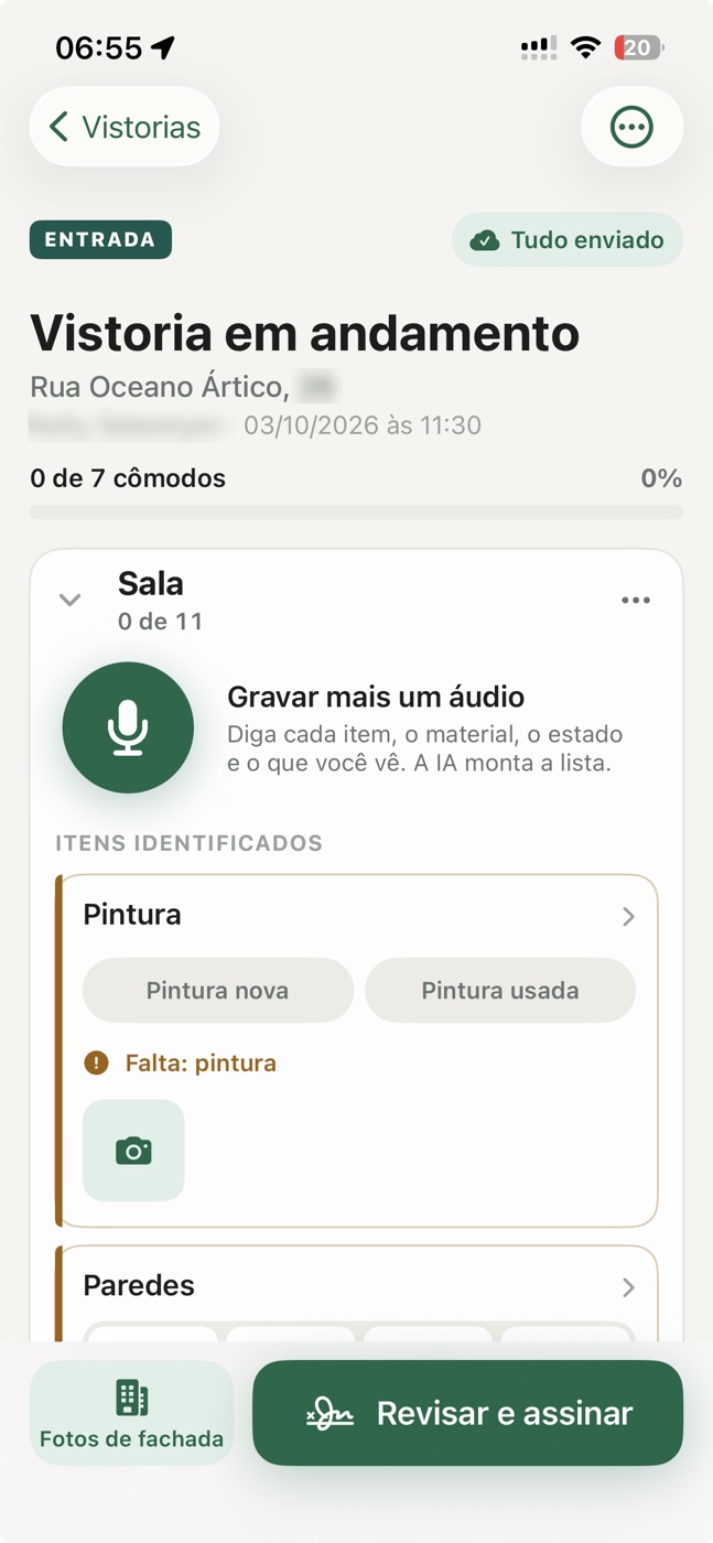 Aplicativo Imovissi: vistoria de entrada em andamento, com o botão de gravar áudio do cômodo e os itens identificados pela IA, como pintura e paredes.